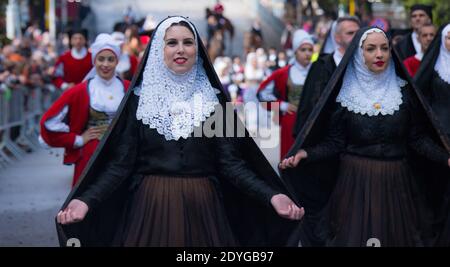 SASSARI, ITALIA - 19 maggio 2019 - Cavalcata sarda, abiti tradizionali sardi, abito Tempio Pausaniano Foto Stock