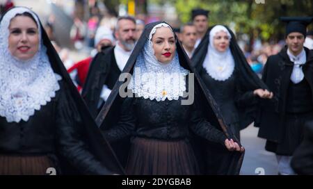 SASSARI, ITALIA - 19 maggio 2019 - Cavalcata sarda, abiti tradizionali sardi, abito Tempio Pausaniano Foto Stock