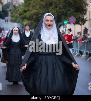 SASSARI, ITALIA - 19 maggio 2019 - Cavalcata sarda, abiti tradizionali sardi, abito Tempio Pausaniano Foto Stock