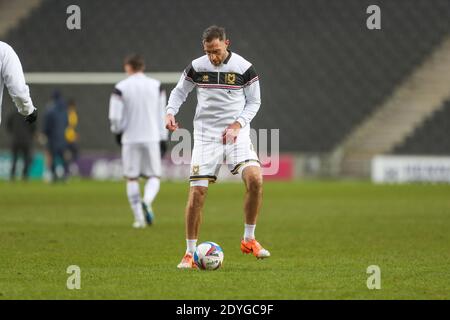 MILTON KEYNES, INGHILTERRA. 26 DICEMBRE. Milton Keynes Dons Richard Keogh si riscalda prima della partita Sky Bet League One tra MK Dons e Bristol Rover allo Stadium MK, Milton Keynes sabato 26 dicembre 2020. (Credit: John Cripps | MI News) Credit: MI News & Sport /Alamy Live News Foto Stock