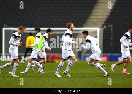 MILTON KEYNES, INGHILTERRA. 26 DICEMBRE. Sabato 26 dicembre 2020, i giocatori di Milton Keynes Dons si riscaldano prima della partita Sky Bet League One tra MK Dons e Bristol Rover allo Stadium MK di Milton Keynes. (Credit: John Cripps | MI News) Credit: MI News & Sport /Alamy Live News Foto Stock