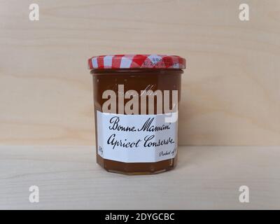 PARIGI, FRANCIA - CIRCA DICEMBRE 2020: Vaso di Bonne Maman conserve albicocca Foto Stock