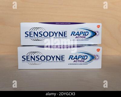MILANO, ITALIA - CIRCA DICEMBRE 2020: Pacchetto di dentifricio Sensodyne Foto Stock