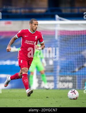 LONDRA, INGHILTERRA - SETTEMBRE 20: Thiago Alcantara di Liverpool si riscalda durante la partita della Premier League tra Chelsea e Liverpool a Stamford Bridge Foto Stock