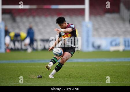 LONDRA, REGNO UNITO. 26 dicembre 2020. Marcus Smith di Harlequins prende un calcio di conversione durante la Gallagher Premiership Rugby Match Round 4 tra Harlequins vs Bristol Bears al Twickenham Stoop Stadium sabato 26 dicembre 2020. LONDRA, INGHILTERRA. Credit: Taka G Wu/Alamy Live News Foto Stock