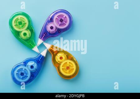 Nastri di correzione per stationery multicolore su sfondo blu. Spazio libero. La vista dall'alto Foto Stock