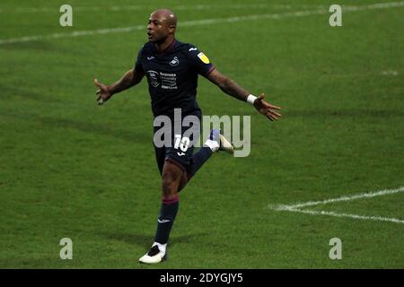 Londra, Regno Unito. 26 Dicembre 2020. Andre Ayew di Swansea City festeggia il primo gol delle sue squadre. EFL Skybet Championship, Queens Park Rangers contro Swansea City al Kiyan Prince Foundation Stadium, Loftus Road a Londra il giorno di Santo Stefano, sabato 26 dicembre 2020. Questa immagine può essere utilizzata solo per scopi editoriali. Solo per uso editoriale, è richiesta una licenza per uso commerciale. Nessun utilizzo nelle scommesse, nei giochi o nelle pubblicazioni di un singolo club/campionato/giocatore. pic by Steffan Bowen/Andrew Orchard sports photography/Alamy Live news Credit: Andrew Orchard sports photography/Alamy Live News Foto Stock