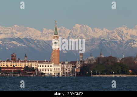 VENEZIA, ITALIA 26 DICEMBRE 2020: Dopo giorni di maltempo, si può assistere al fenomeno del 'drario' che è Venezia con lo sfondo delle Dolomiti Foto Stock