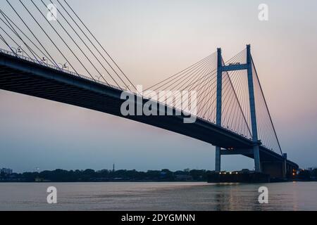 Vista di Vidyasagar Setu popolarmente noto come secondo ponte Hooghly, foto di paesaggio da Princep ghat kolkata, Bengala occidentale Foto Stock