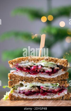 Panino natalizio con salsa al tacchino, ripieno e mirtilli rossi Foto Stock