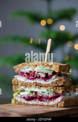 Panino natalizio con salsa al tacchino, ripieno e mirtilli rossi Foto Stock