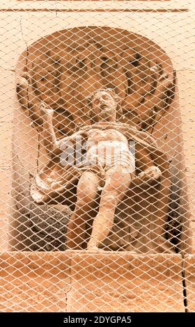 Elche, Alicante, Spagna - 20 dicembre 2020: Statua di Gesù Cristo sulla facciata della Chiesa di Santa Maria in lavori di restauro Foto Stock