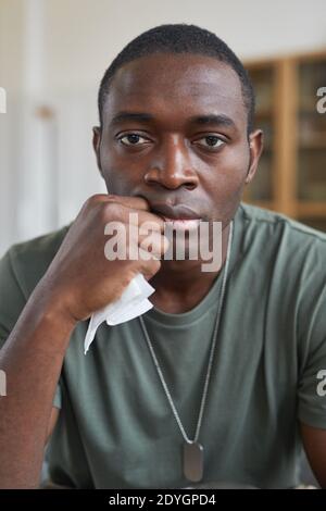 Ritratto di uomo africano disprezzato con tovagliolo in mano preoccupato per i suoi problemi Foto Stock