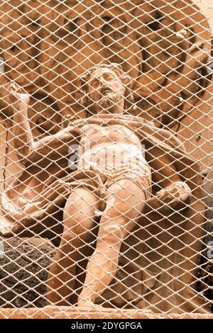 Elche, Alicante, Spagna - 20 dicembre 2020: Statua di Gesù Cristo sulla facciata della Chiesa di Santa Maria in lavori di restauro Foto Stock