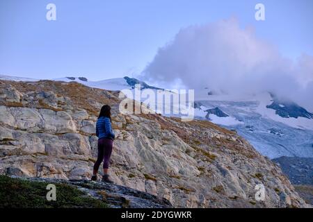 Amici, ragazzi e ragazze, fare un trekking sulle rocce di montagna e la natura. Foto Stock