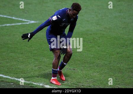 Londra, Regno Unito. 26 Dicembre 2020. Jamal Lowe di Swansea City festeggia il secondo gol dei suoi team. EFL Skybet Championship, Queens Park Rangers contro Swansea City al Kiyan Prince Foundation Stadium, Loftus Road a Londra il giorno di Santo Stefano, sabato 26 dicembre 2020. Questa immagine può essere utilizzata solo per scopi editoriali. Solo per uso editoriale, è richiesta una licenza per uso commerciale. Nessun utilizzo nelle scommesse, nei giochi o nelle pubblicazioni di un singolo club/campionato/giocatore. pic by Steffan Bowen/Andrew Orchard sports photography/Alamy Live news Credit: Andrew Orchard sports photography/Alamy Live News Foto Stock