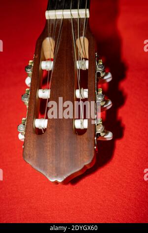 Parte della testa della chitarra con i pioli di sintonizzazione Foto Stock