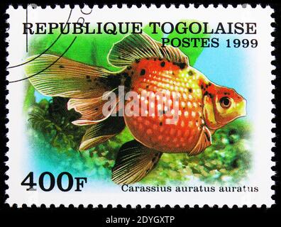 MOSCA, RUSSIA - 8 AGOSTO 2019: Francobollo stampato in Togo Shows Goldfish coda di rondine (Carassius auratus), serie Goldfish, circa 1999 Foto Stock