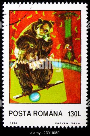 MOSCA, RUSSIA - 8 AGOSTO 2019: Francobollo stampato in Romania mostra Balancing Brown Bear (Ursus arctos), Circus serie, circa 1994 Foto Stock