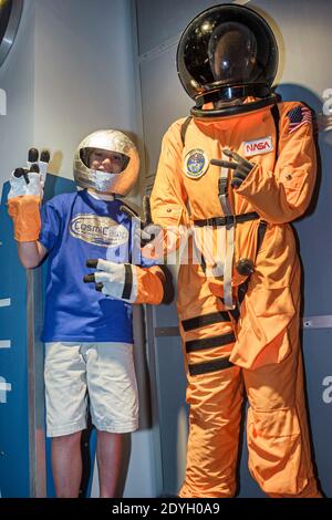 Birmingham, Alabama, McWane Science Center, mostra Challenger Learning Center teen boy indossando tuta spaziale astronauta, Foto Stock