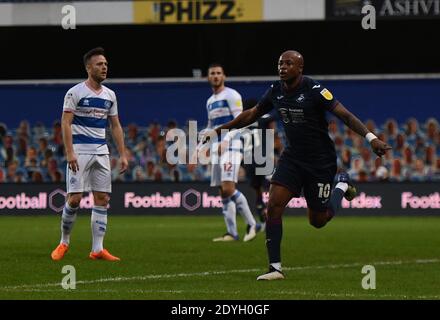 Londra, Regno Unito. 26 Dicembre 2020. Andre Ayew di Swansea City festeggia il primo gol del suo fianco durante la partita del campionato Sky Bet al Kiyan Prince Foundation Stadium, London Picture di Daniel Hambury/Focus Images/Sipa USA 26/12/2020 Credit: Sipa USA/Alamy Live News Foto Stock