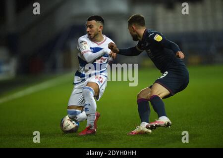 Londra, Regno Unito. 26 Dicembre 2020. Queens Park Rangers' Ilias Chair e la battaglia Matt Grimes di Swansea City per la palla durante la partita Sky Bet Championship al Kiyan Prince Foundation Stadium, Londra immagine di Daniel Hambury/Focus Images/Sipa USA 26/12/2020 Credit: Sipa USA/Alamy Live News Foto Stock