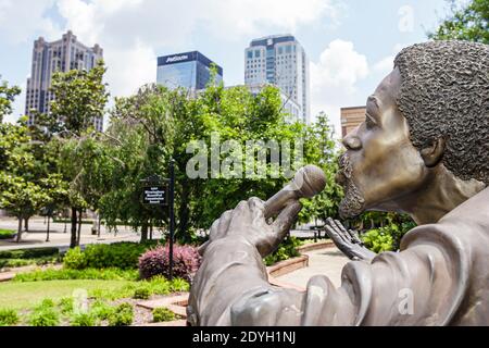 Birmingham Alabama, Memorial Park Temptations Memorial, Eddie Kendricks statua arte pubblica città skyline, motown suono anima cantante, Foto Stock