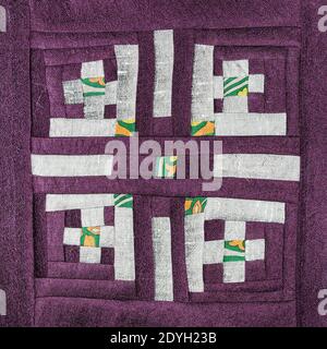 fondo tessile - dettaglio cucito di tela di patchwork con argento motivo su tessuti viola Foto Stock