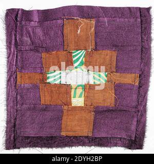 lato inverso del dettaglio cucito sul panno di patchwork di colore marrone e tessuti viola su sfondo bianco Foto Stock