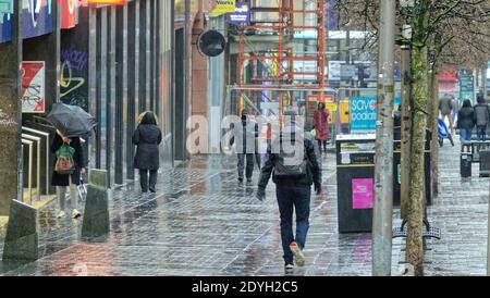 Glasgow, Scozia, Regno Unito. 26 Dicembre 2020. Regno Unito Meteo:Storm Bella ha fatto la doccia della città con vento e pioggia come ombrelli ha preso il brusio della tempesta con un desolato centro della città a causa di Tier 4 è davvero una misera vacanza di Natale.: Gerard Ferry / Alamy Live News Foto Stock