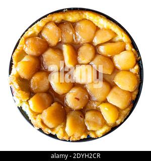 Vista dall'alto della torta di mele caramellata fatta in casa Tarte Tatin on piastra tagliata su sfondo bianco Foto Stock