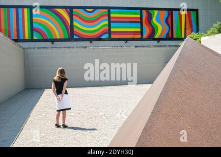 Birmingham, Alabama, museo d'arte collezione galleria d'arte, esterno murale donna donna donna visitatore guardando, Foto Stock