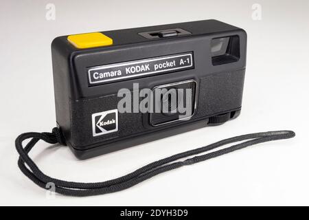 FOTOCAMERA KODAK Pocket A-1 con custodia. Telecamera analogica nera con trigger giallo. Sfondo bianco. Fotografia orizzontale. Foto Stock