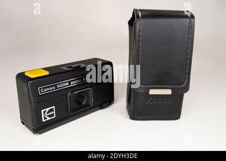 FOTOCAMERA KODAK Pocket A-1 con custodia. Telecamera analogica nera con trigger giallo. Sfondo bianco. Fotografia orizzontale. Foto Stock