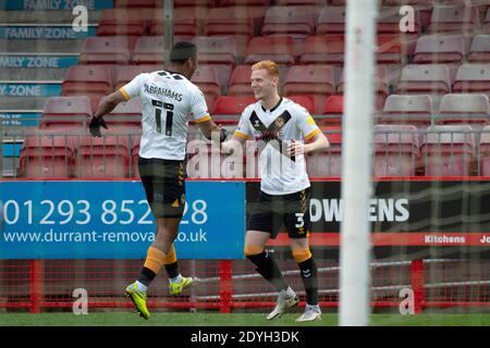 Crawley, Regno Unito. 26 Dicembre 2020. Ryan Haynes della contea di Newport (r) festeggia dopo aver ottenuto il primo goal delle squadre. EFL Skybet Football League Two match, Crawley Town contro Newport County al People's Pension Stadium di Crawley, West Sussex, Inghilterra, sabato 26 dicembre 2020. Questa immagine può essere utilizzata solo per scopi editoriali. Solo per uso editoriale, è richiesta una licenza per uso commerciale. Nessun uso in scommesse, giochi o un singolo club/campionato/giocatore publications.pic by Credit: Andrew Orchard sports photography/Alamy Live News Foto Stock