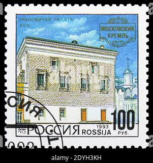 MOSCA, RUSSIA - 10 AGOSTO 2019: Francobollo stampato in Russia mostra Mosca Cremlino, Sala sfaccettata, Serie di architettura, circa 1993 Foto Stock