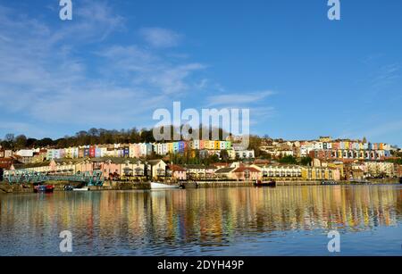 Colorate case a schiera in collina Cliftonwood si affaccia sul porto galleggiante di Bristol, Inghilterra Foto Stock