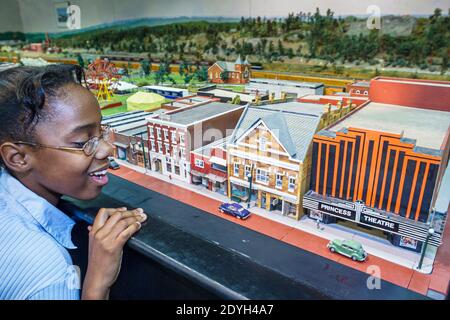 Alabama Gadsden Mary G. Hardin Center for Cultural Arts,Inside interior model train città in miniatura Black girl looking, Foto Stock