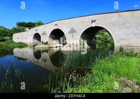 Milton Ferry ponte di pietra sul fiume Nene, Ferry Meadows Country Park, Peterborough, CAMBRIDGESHIRE, England, Regno Unito Foto Stock