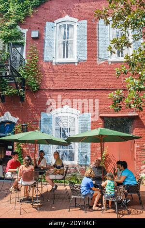 Alabama Gadsden Mary G. Hardin Center for Cultural Arts, cortile tavoli da pranzo ombrelloni ristorante caffetteria, Foto Stock