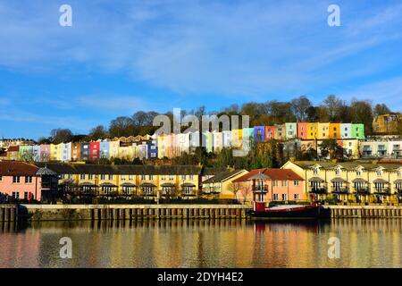 Colorate case a schiera in collina Cliftonwood si affaccia sul porto galleggiante di Bristol, Inghilterra Foto Stock