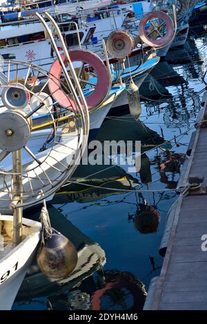 Piccole imbarcazioni commerciali da pesca costiera ormeggiate nel vecchio porto di Limassol, Cipro Foto Stock