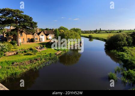 Estate, fiume Nene, villaggio di Wansford, Cambridgeshire, Inghilterra; Gran Bretagna; Regno Unito Foto Stock