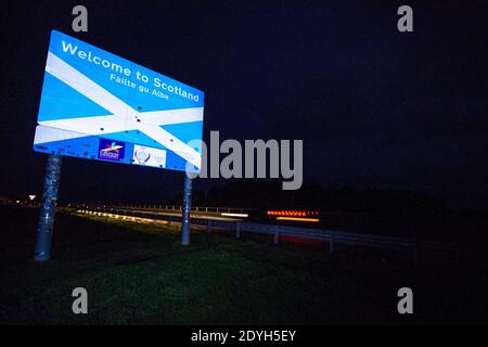 Confine scozzese/inglese, Lamberton, Scozia, Regno Unito. 26 Dicembre 2020. Nella foto: Boxing Day - il primo giorno in cui Nicola Sturgeon colloca la Scozia continentale nel blocco di livello 4, impedendo alle persone di viaggiare e di bandire i viaggi transfrontalieri non essenziali per fermare la diffusione del nuovo ceppo di coronavirus (COVID19), che è il 70% più trasmissibile. Berwick-upon-Tweed non ha alcuna presenza di polizia al confine, anche se il capo della polizia scozzese Constable ha detto che raddoppierebbero tutte le pattuglie di confine. Credit: Colin Fisher/Alamy Live News Foto Stock