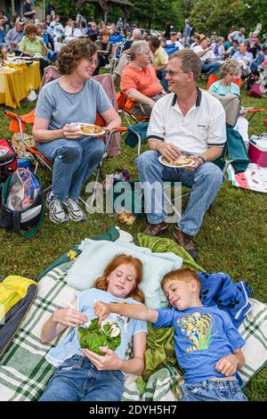 Huntsville, Alabama, Burritt on the Mountain, City Lights & Stars Concert Series, picnic prato erba amici famiglia, mangiare padre madre madre figli figli Foto Stock