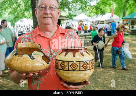 Alabama Tuscumbia Spring Park Helen Keller Festival of the Arts, artista Charles travi legno tornitura ciotole venditore, Foto Stock