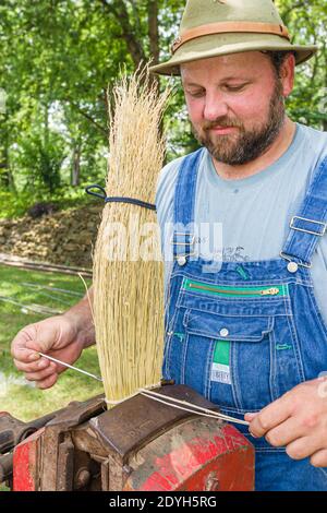 Alabama Tuscumbia Spring Park Helen Keller Festival of the Arts, artista George T. Jones Jr. Scopa-maker artigianale venditore, Foto Stock