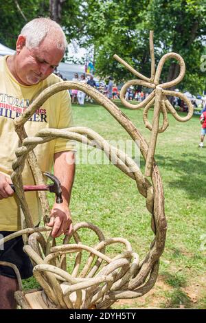 Alabama Tuscumbia Spring Park Helen Keller Festival of the Arts, artista Kenneth Burks fare cesto di vite venditore artigianale, Foto Stock