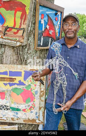 Alabama Tuscumbia Spring Park Helen Keller Festival of the Arts, artista Charlie Lucas Tin Man artigiano venditore Black maschio, Foto Stock