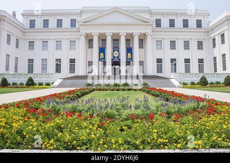 Alabama Montgomery state Department of Archives & History, facciata esterna entrata, fiori aiuole, Foto Stock